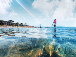 Vivi l’emozione del Wing Surf, lo sport acquatico del momento