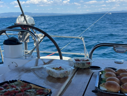 Aperitivo in barca a vela dai porticcioli della Costa degli Etruschi